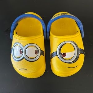 Minions crocs.